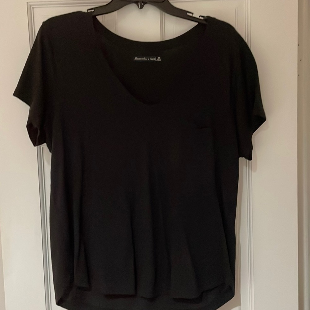 Abercrombie and Fitch Black T-Shirt in size medium